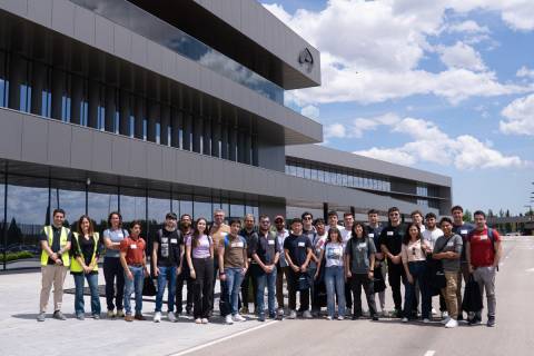El grupo que realizó la visita en el exterior de la empresa.
